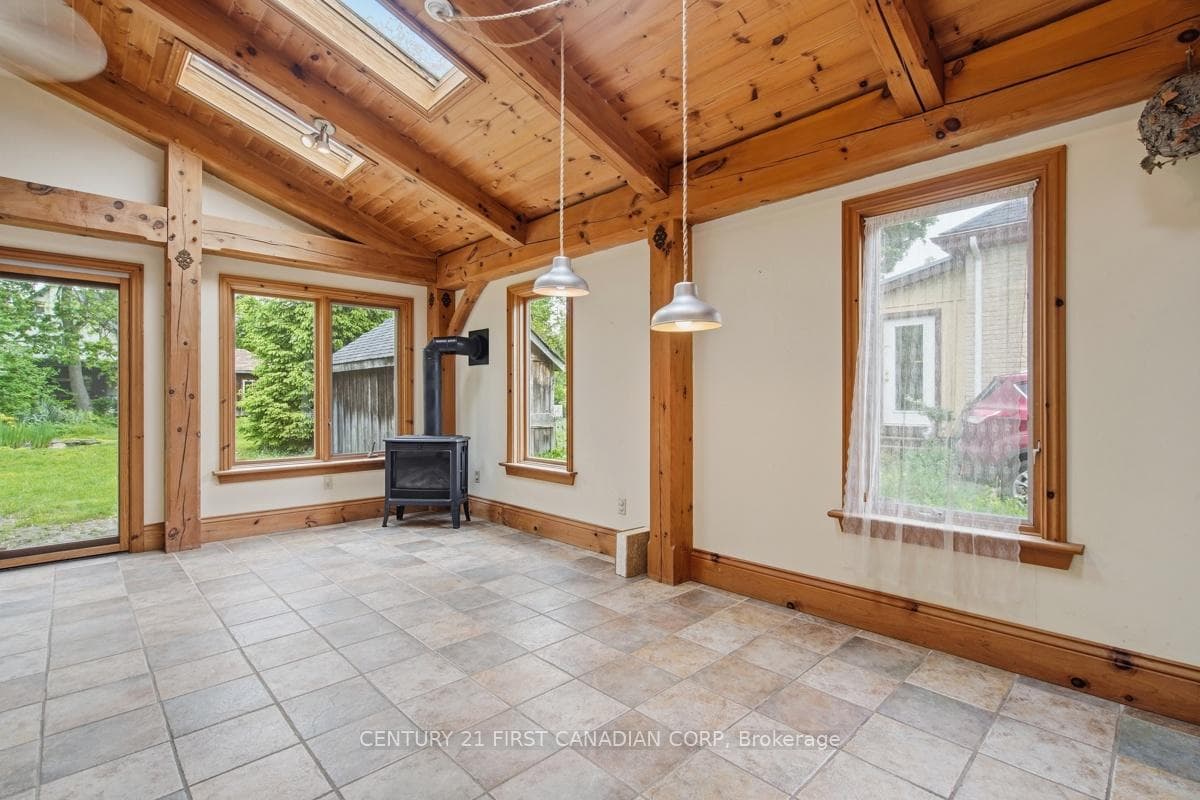 834 Colborne Street photo 8