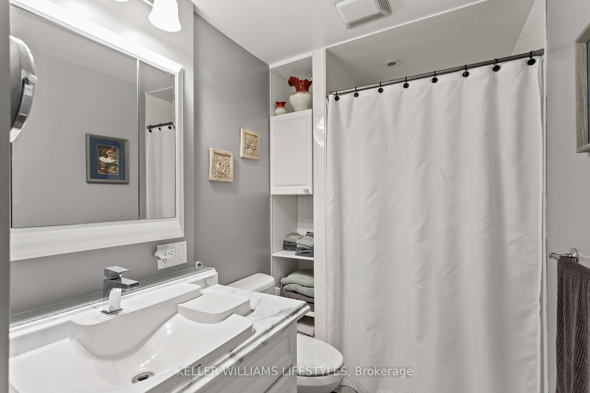 2628 Dundas Street photo 17