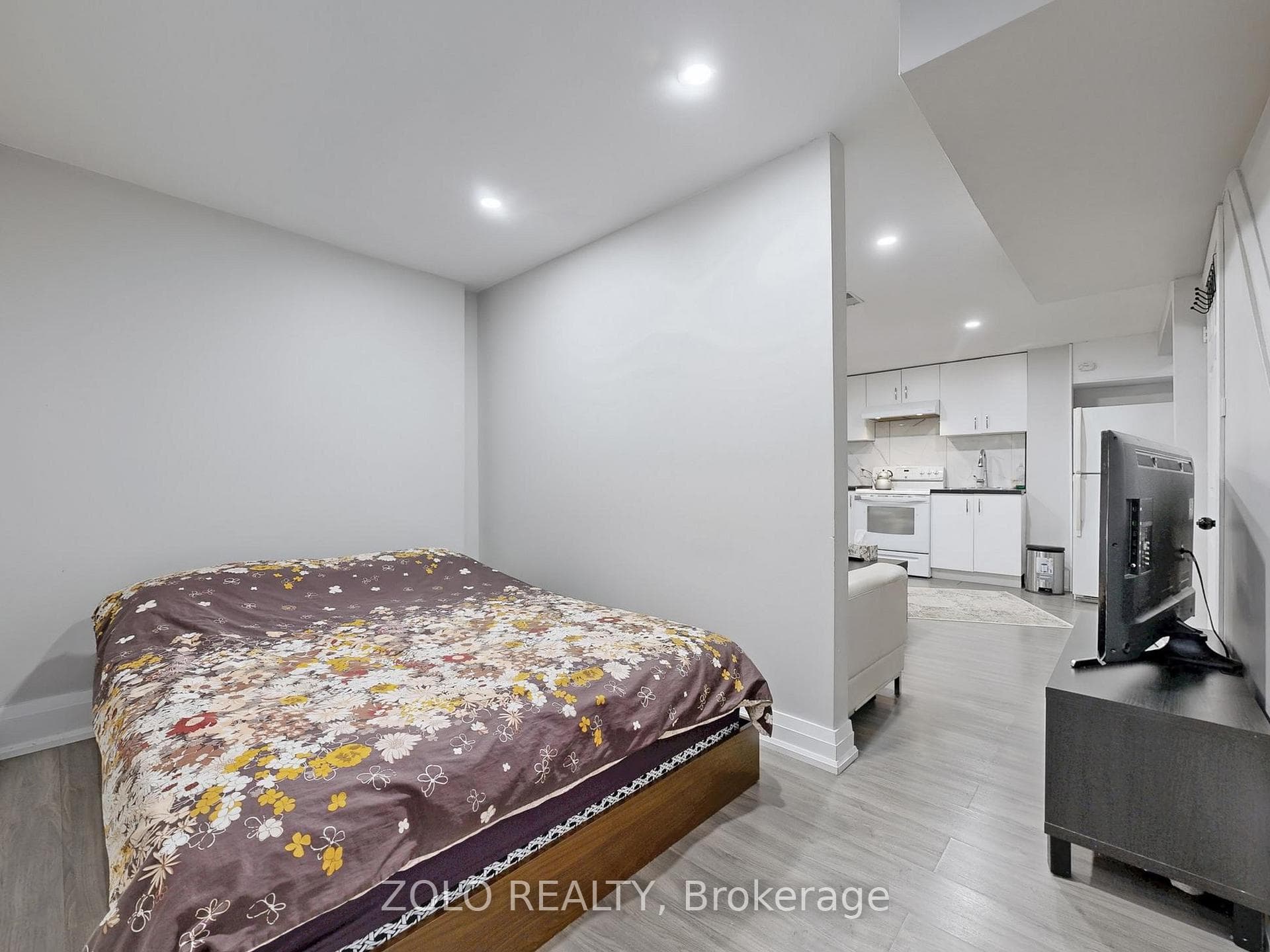 226 Thoms Crescent photo 38