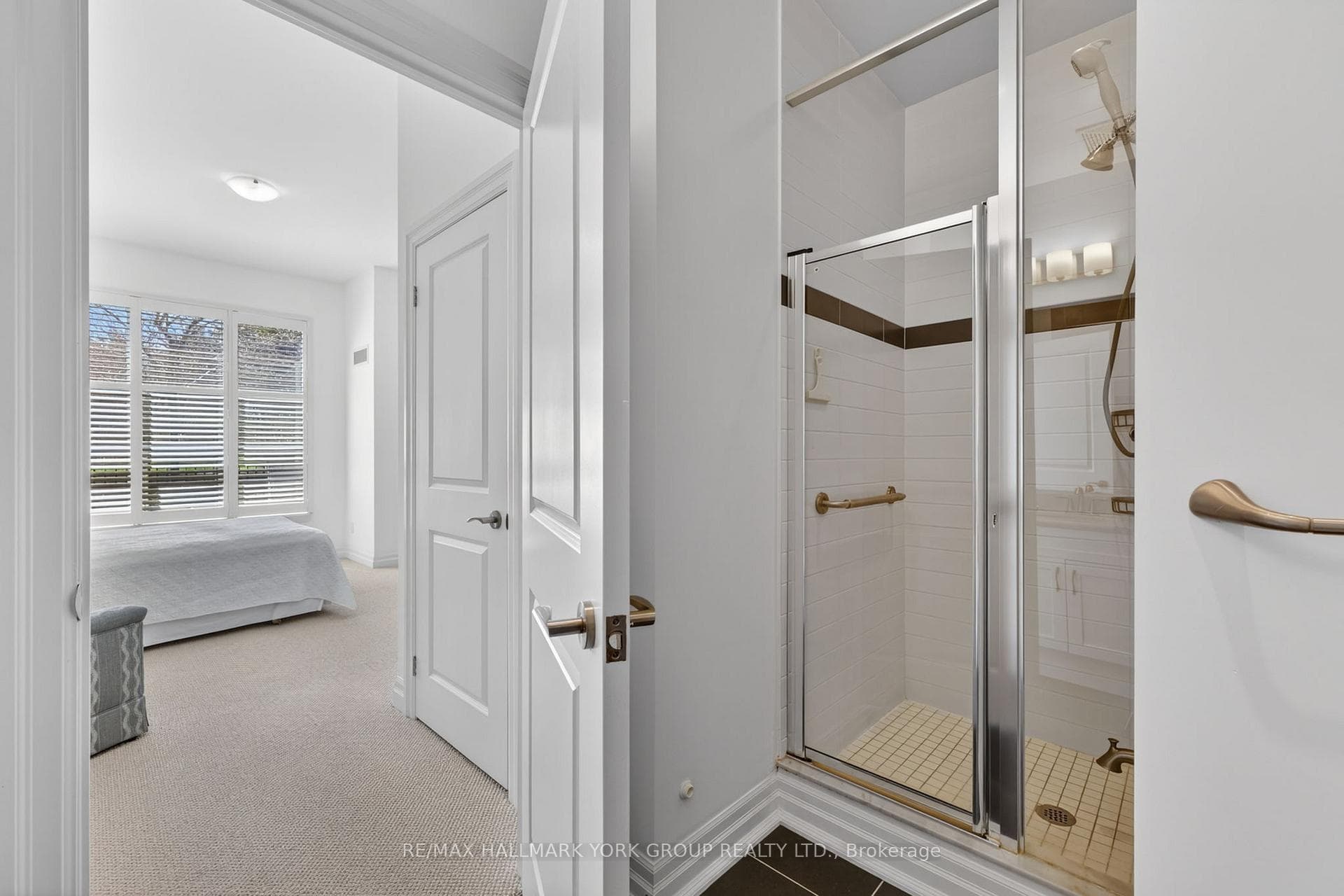 Ensuite Bath (w/stand up shower)