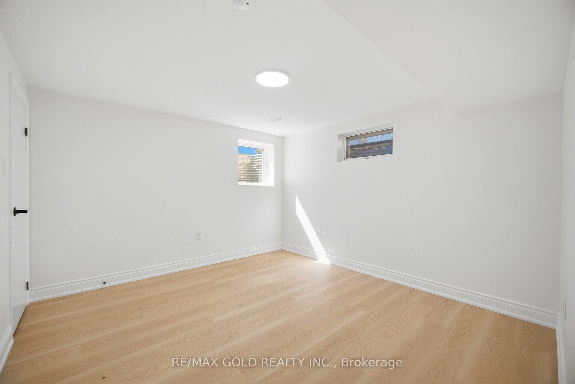 8 Athlone Avenue photo 35