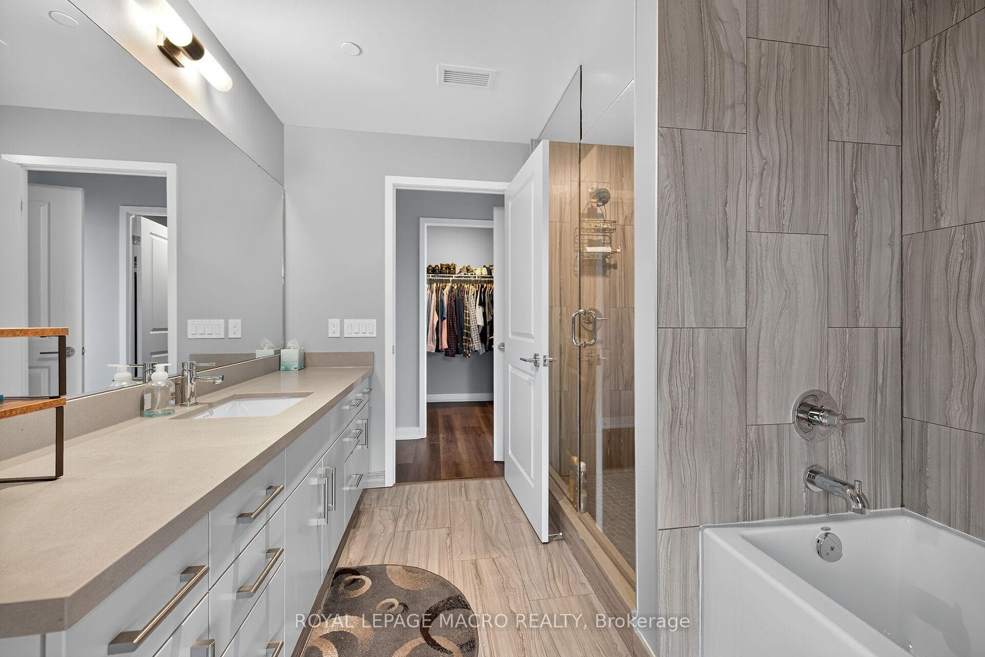 2007 James Street Unit 1707 photo 21