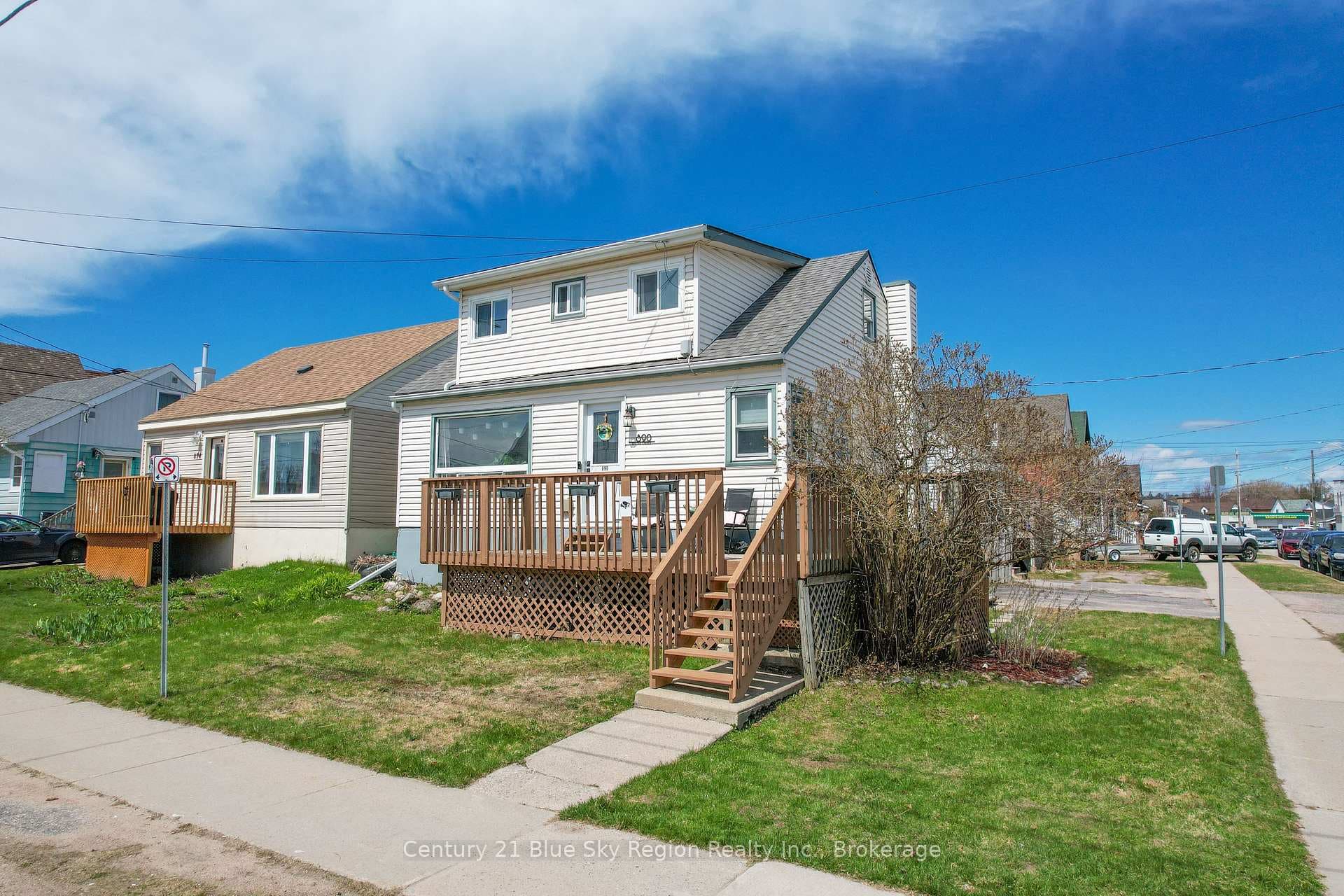890 Fraser Street photo 2