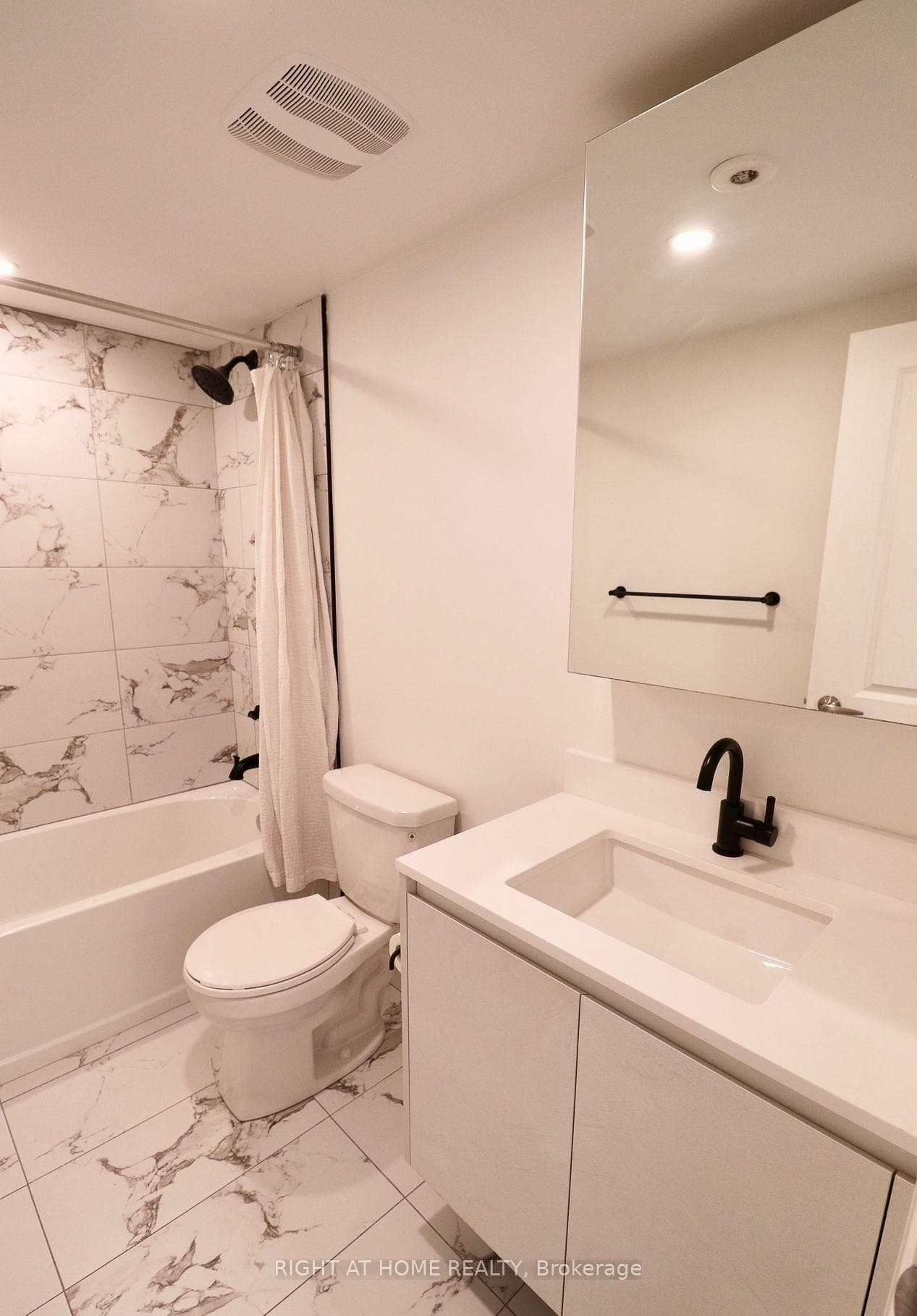 676 Coxwell Avenue Unit Main photo 15
