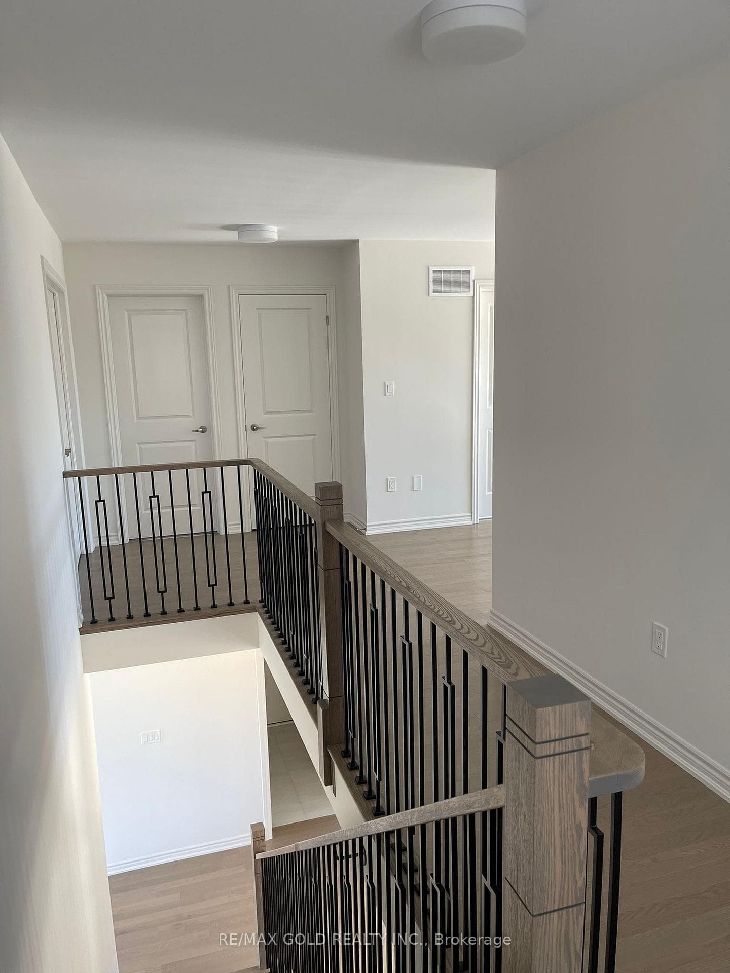 51 SANDHILL Crescent photo 5