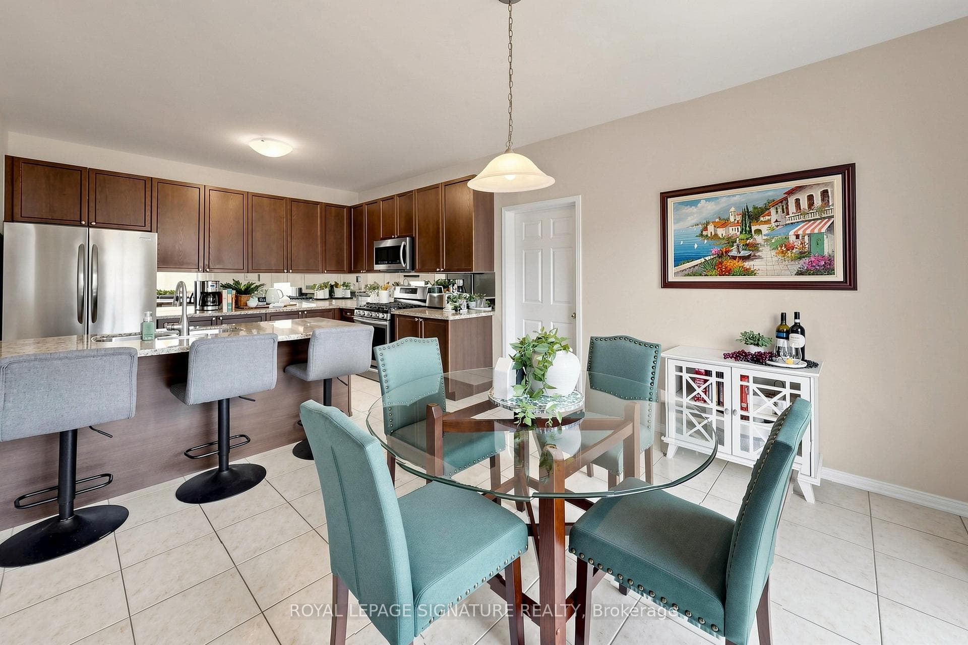 Large Eat-in Kitchen