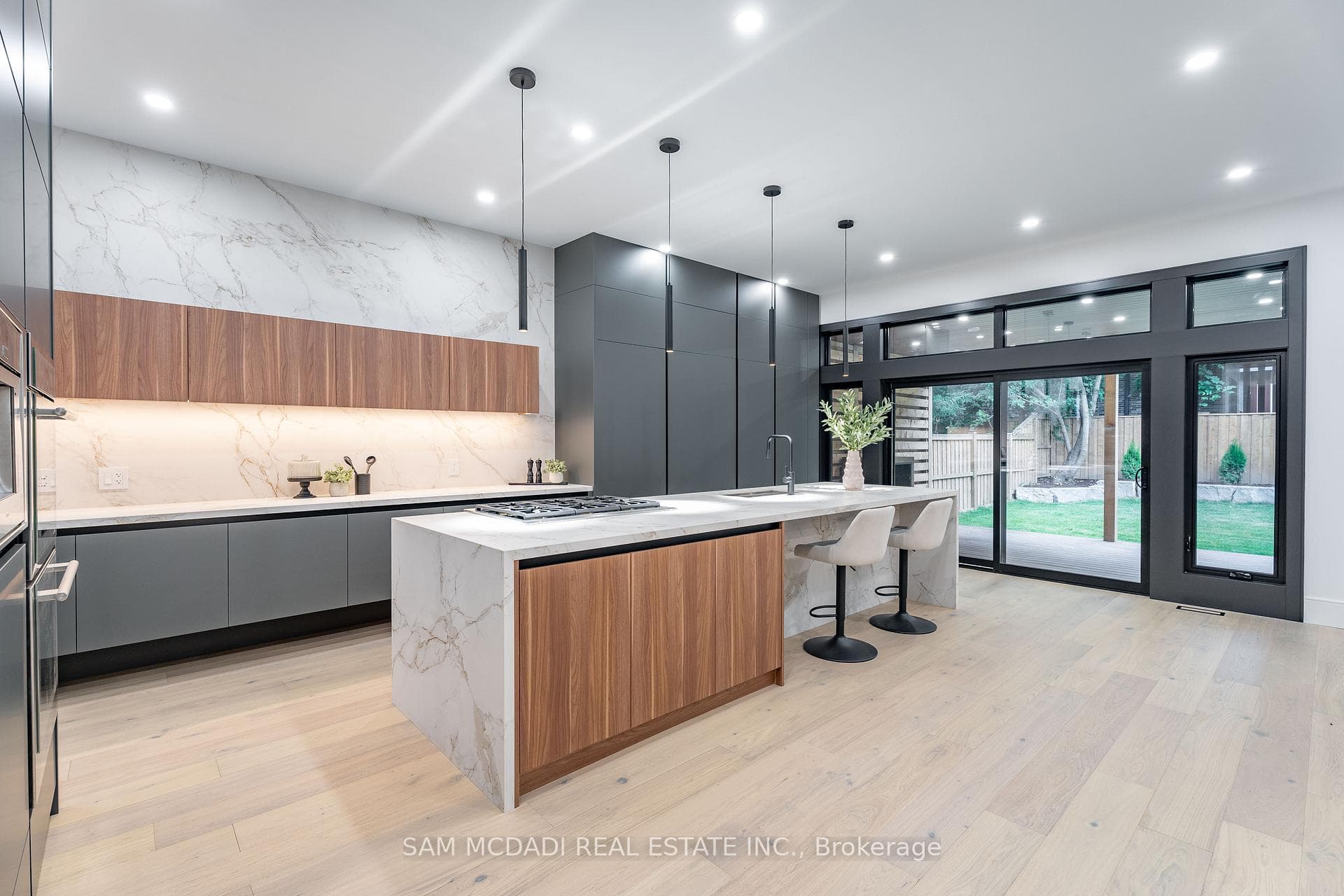 32 Swan Avenue photo 6