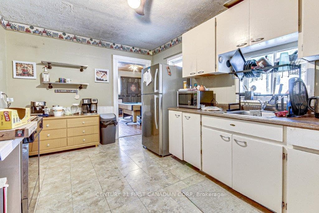 558 Niagara Street photo 5