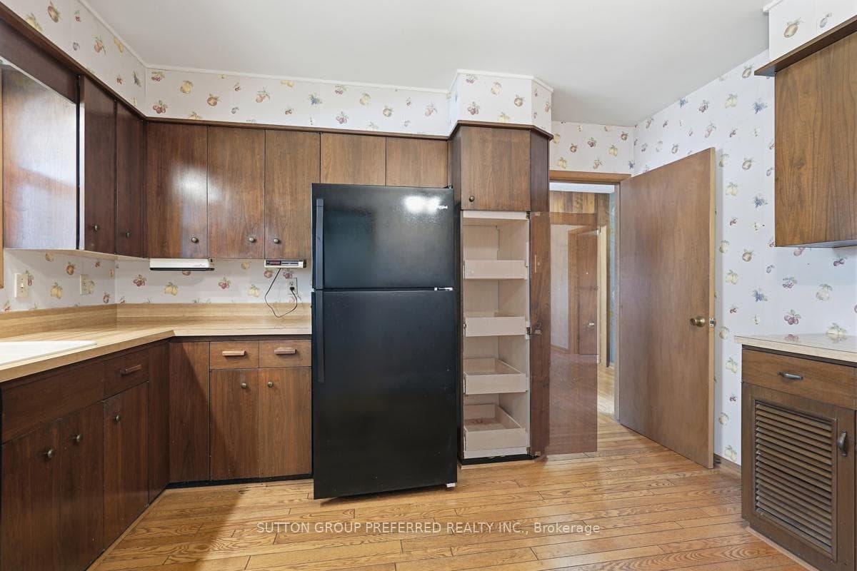 449 Averill Crescent photo 17