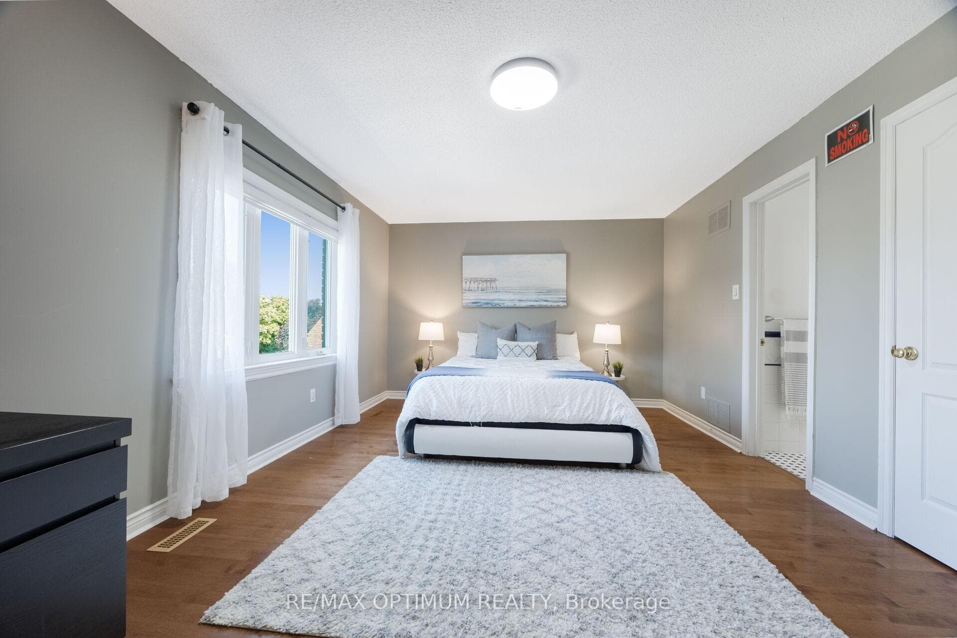 Airy bedroom with Ensuite Bathroom