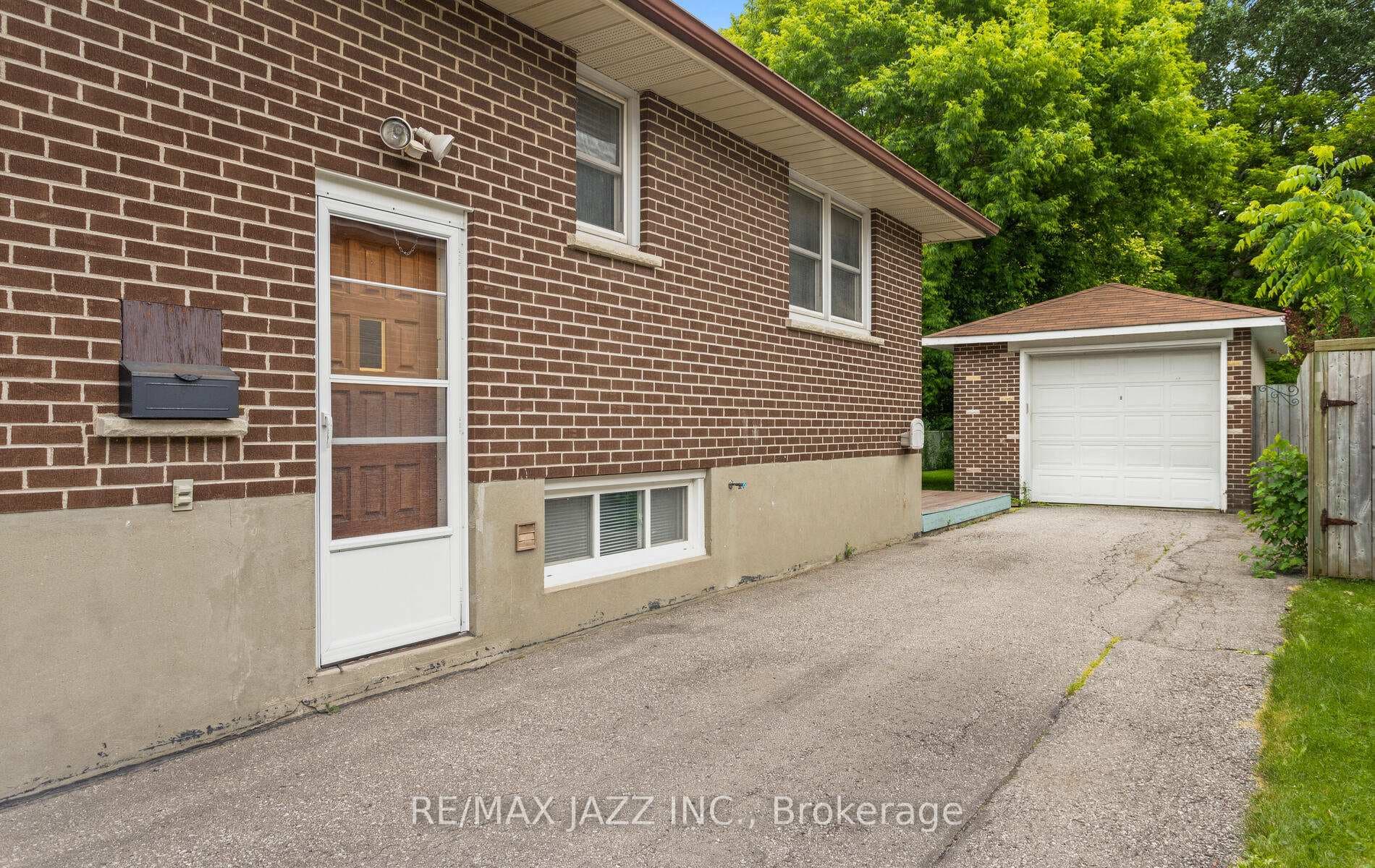 493 Crerar Avenue photo 3