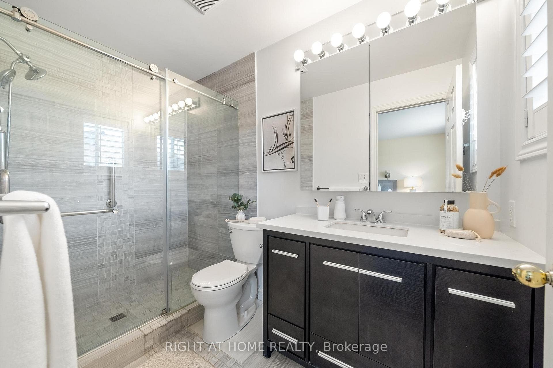 615 Young Avenue photo 32