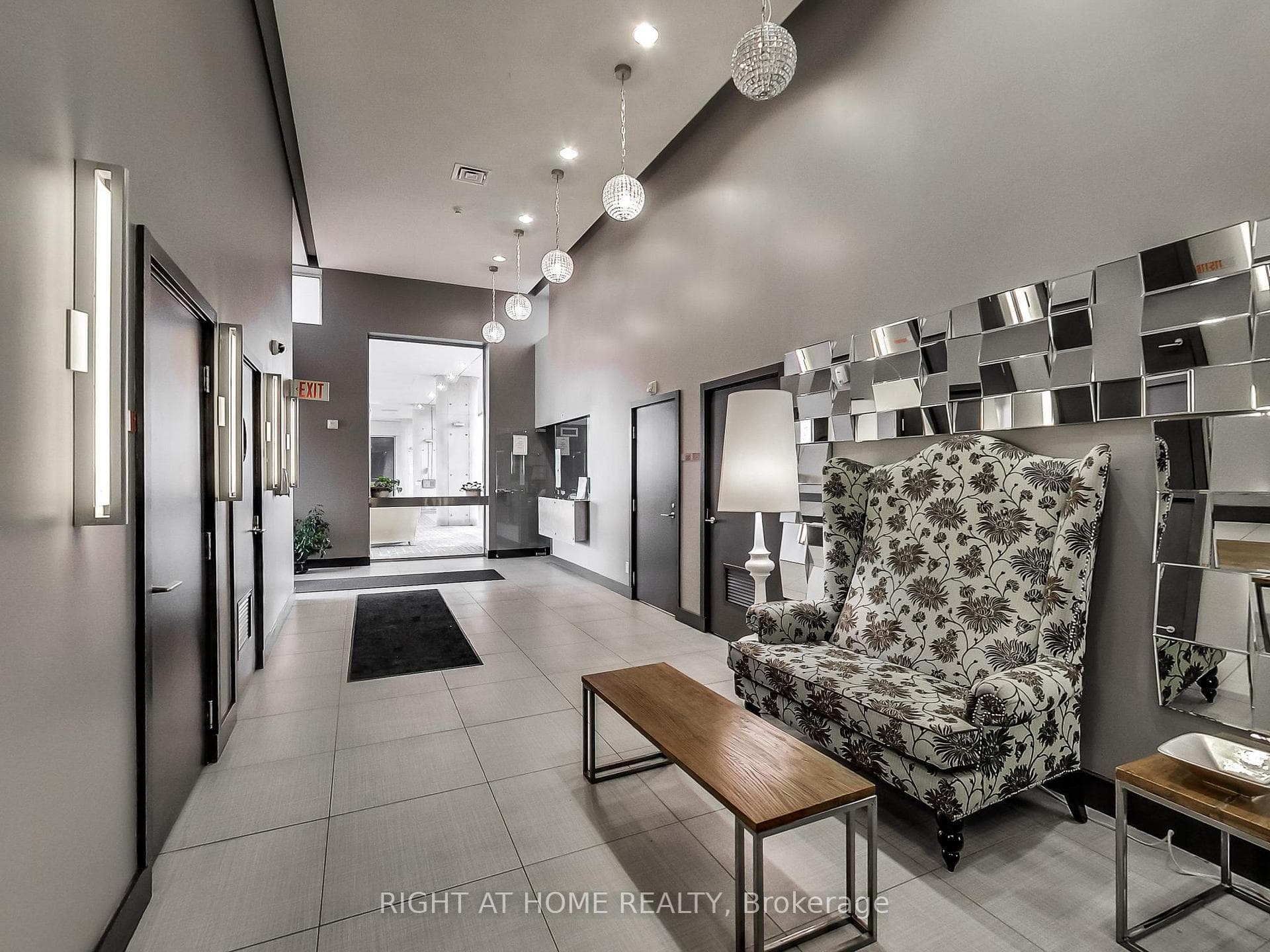 1040 The Queensway N/A Unit 407 photo 9