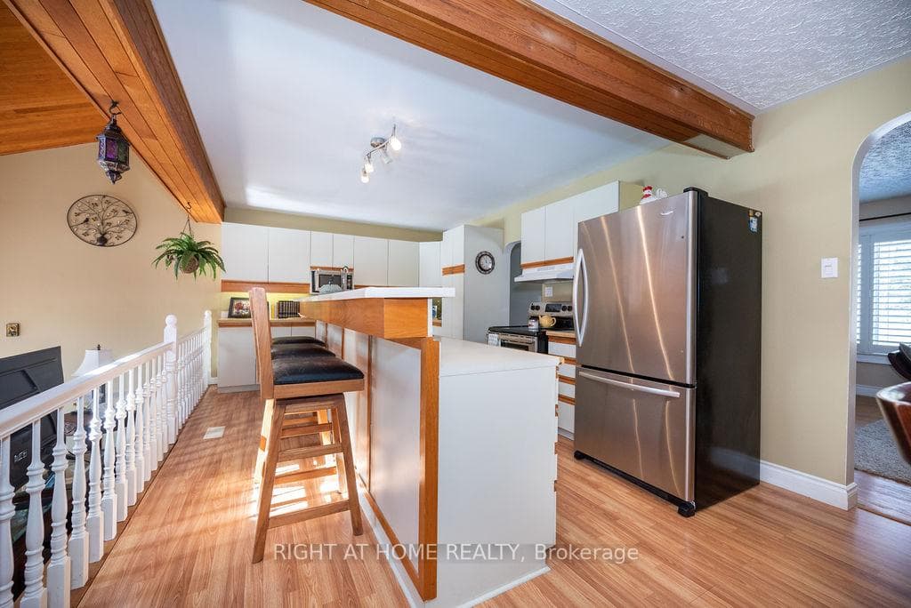 Breakfast Bar with 3 Stool/chairs included