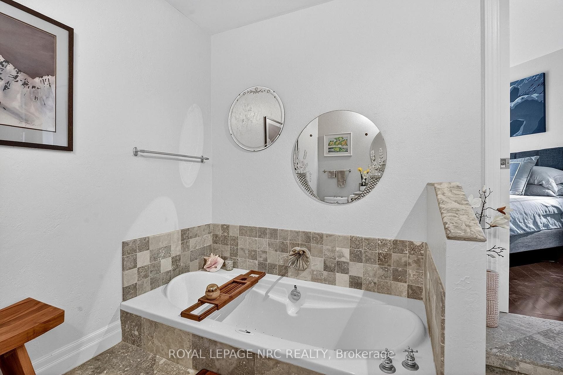 Gorgeous tub for relaxing!
