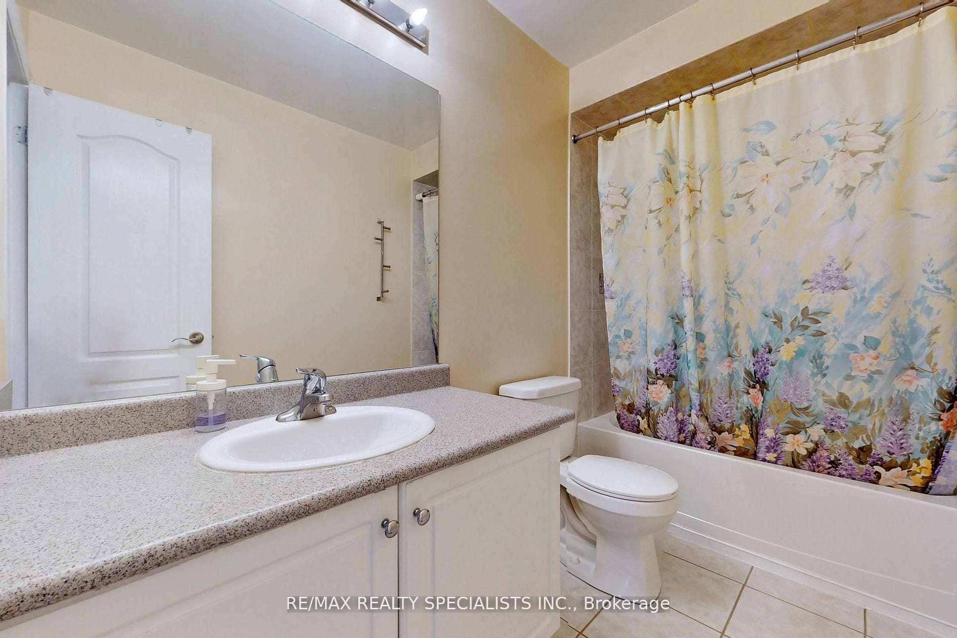 37 Versailles Crescent photo 36