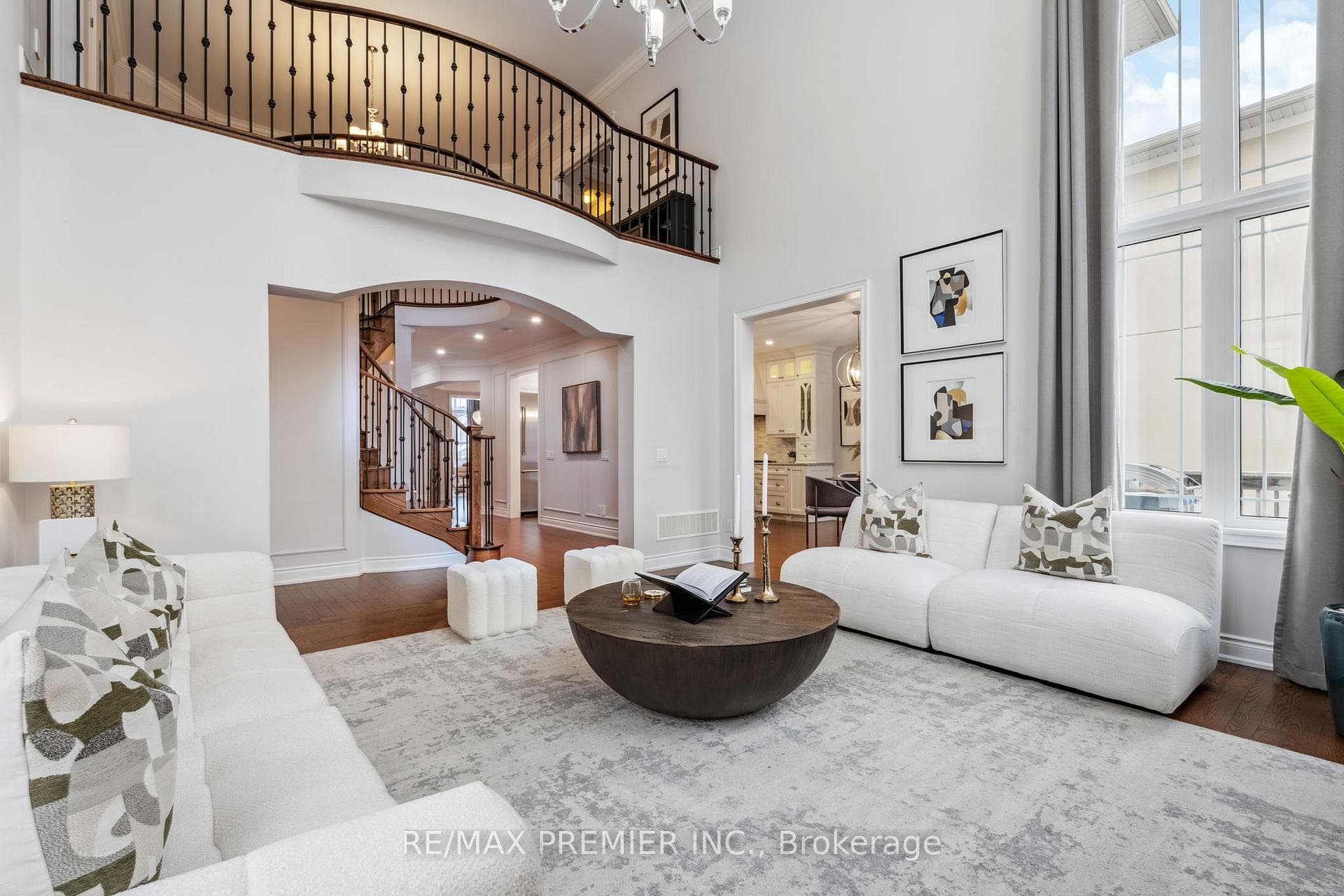8 Heintzman Crescent photo 14