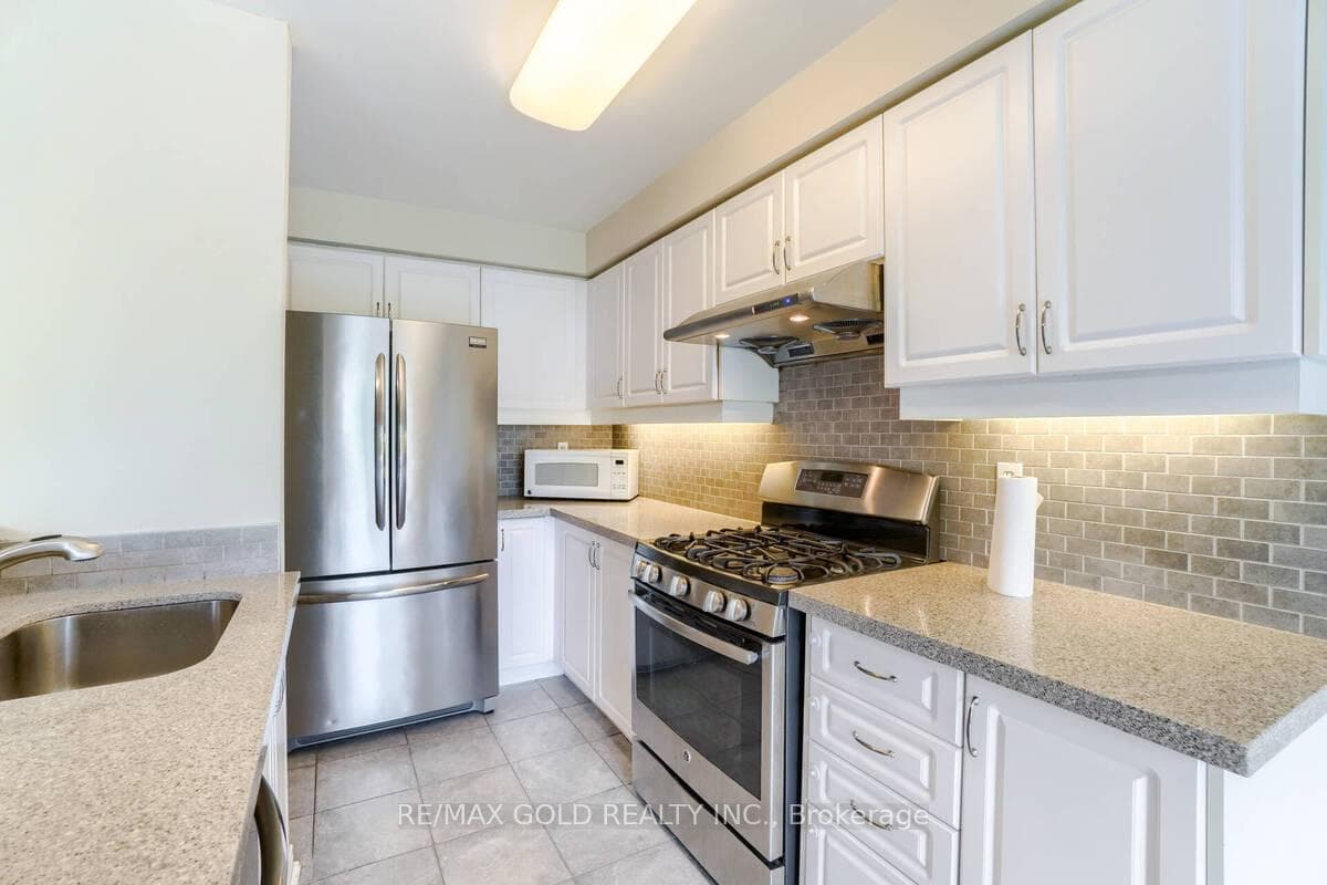 2490 Newcastle Crescent photo 12