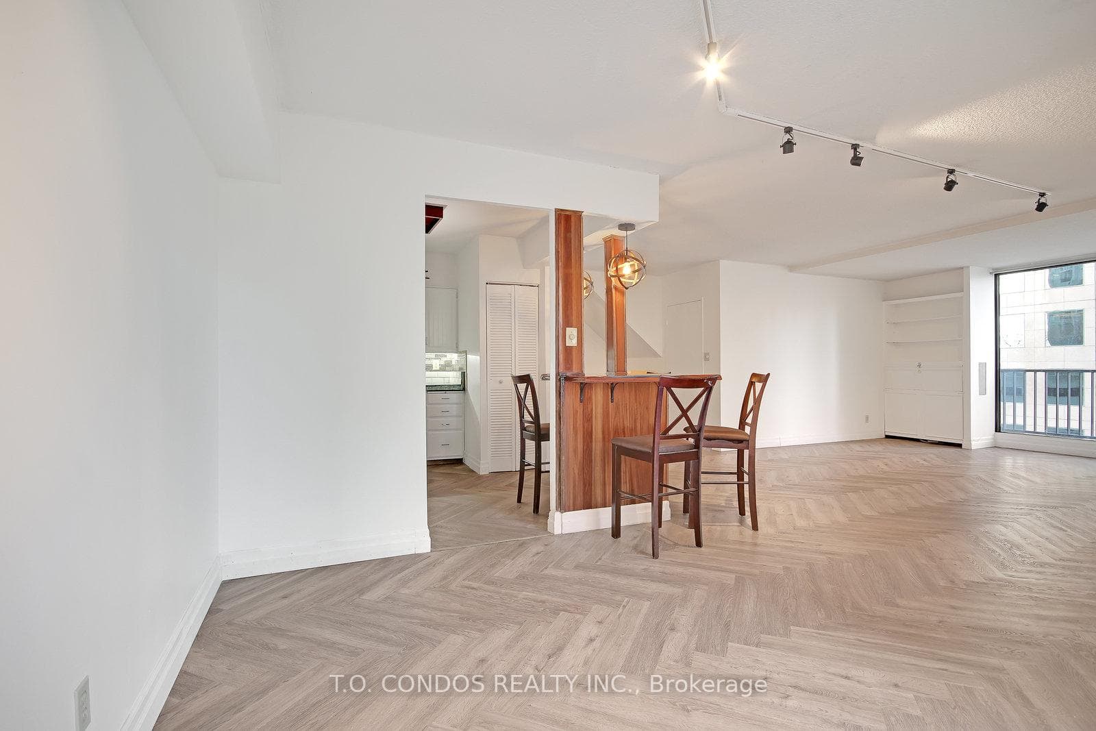 33 Harbour Square Unit 839 photo 11