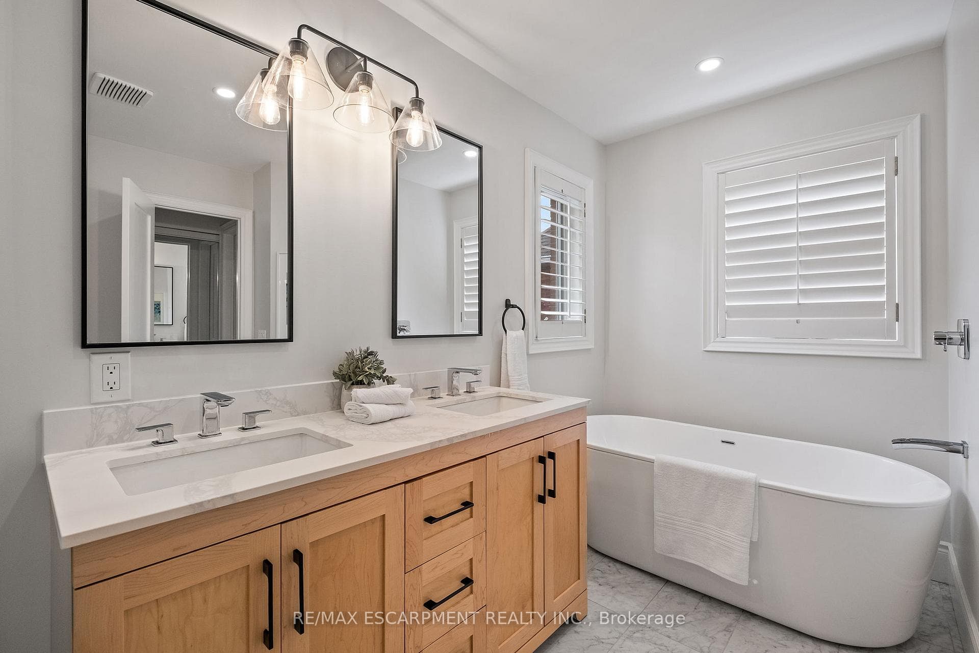 2473 Capilano Crescent photo 26