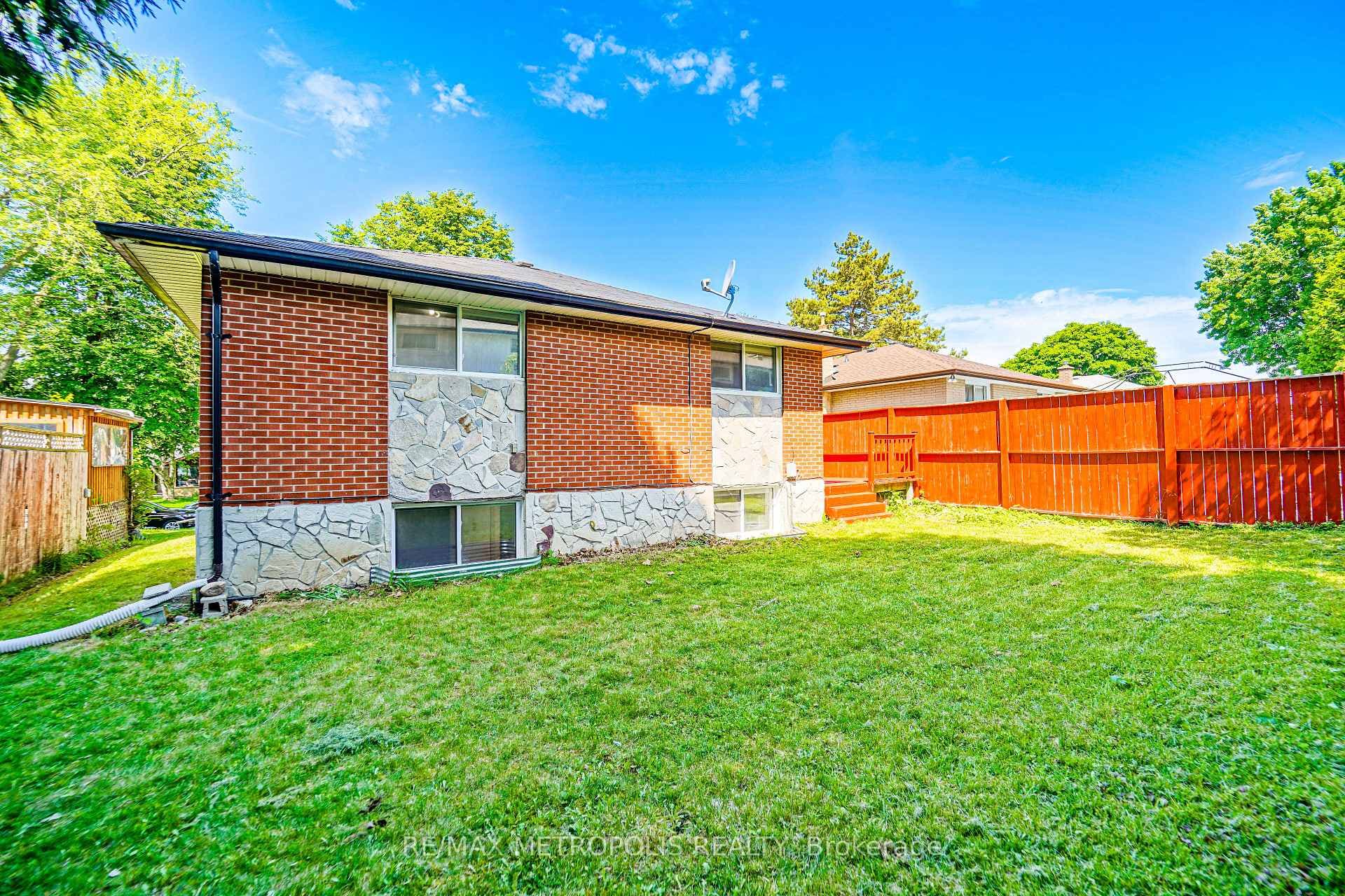 579 Pinewood Street photo 8