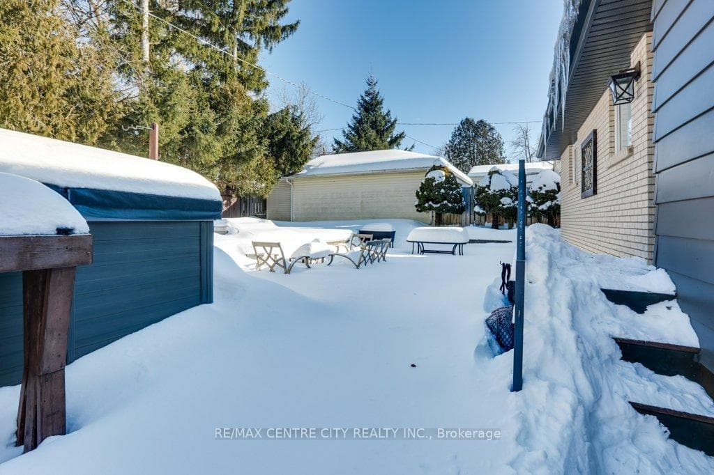 272 Burlington Crescent photo 44