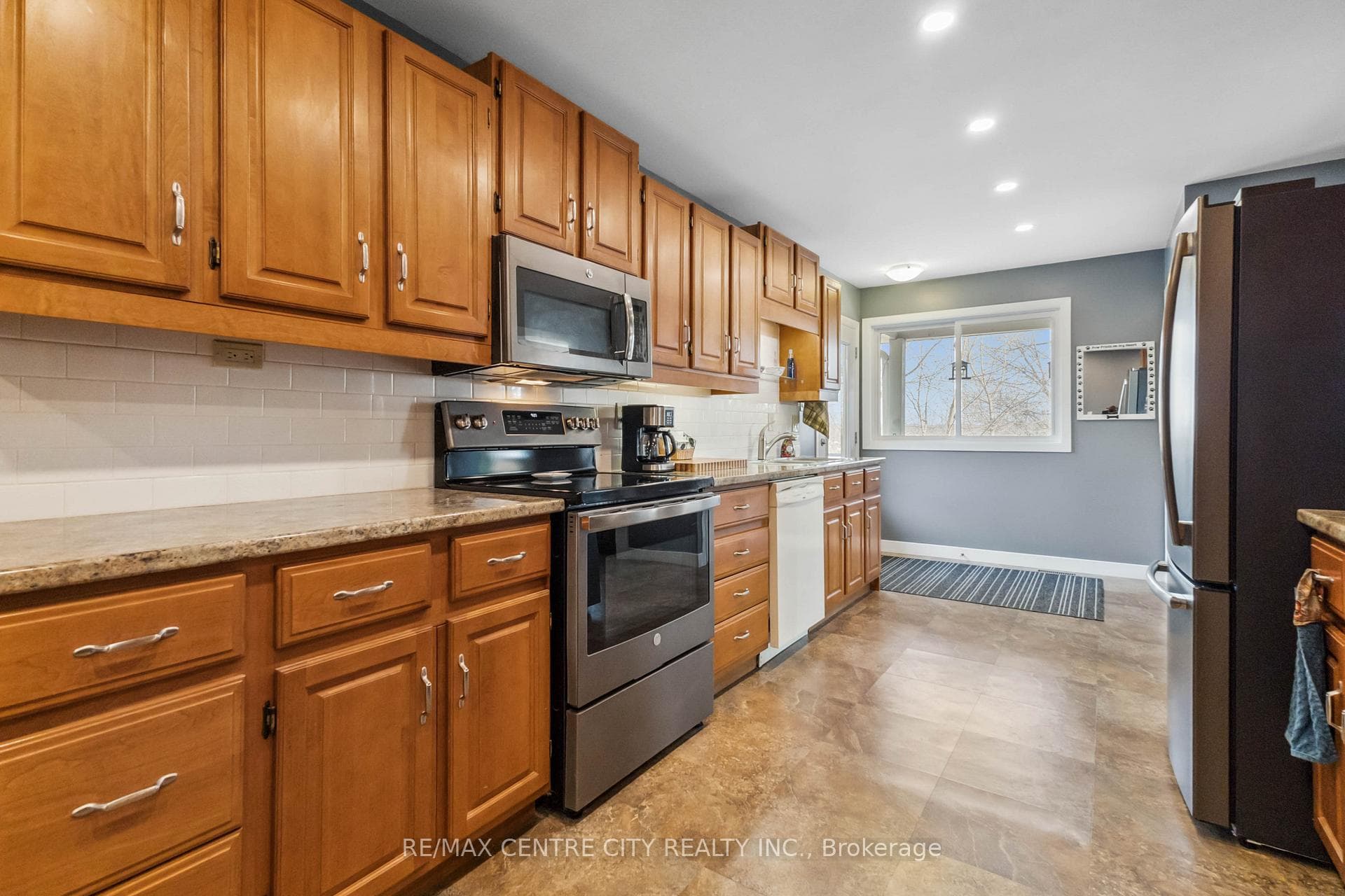 507 Regal Court photo 13
