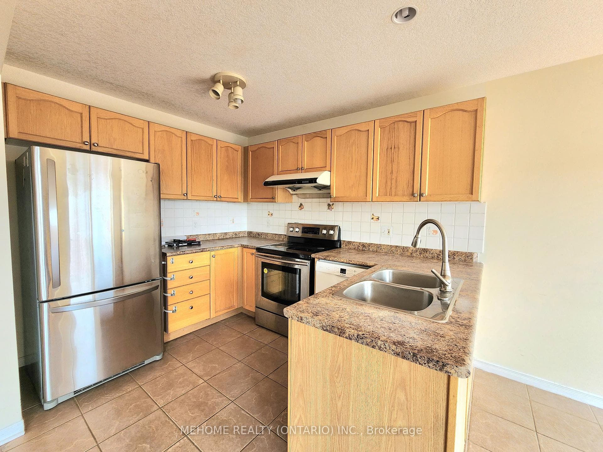 369 Wake Robin Crescent photo 5
