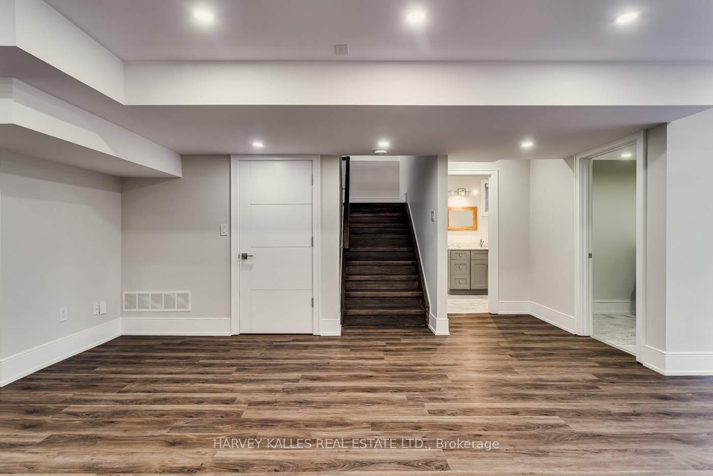 31 Regina Avenue photo 26