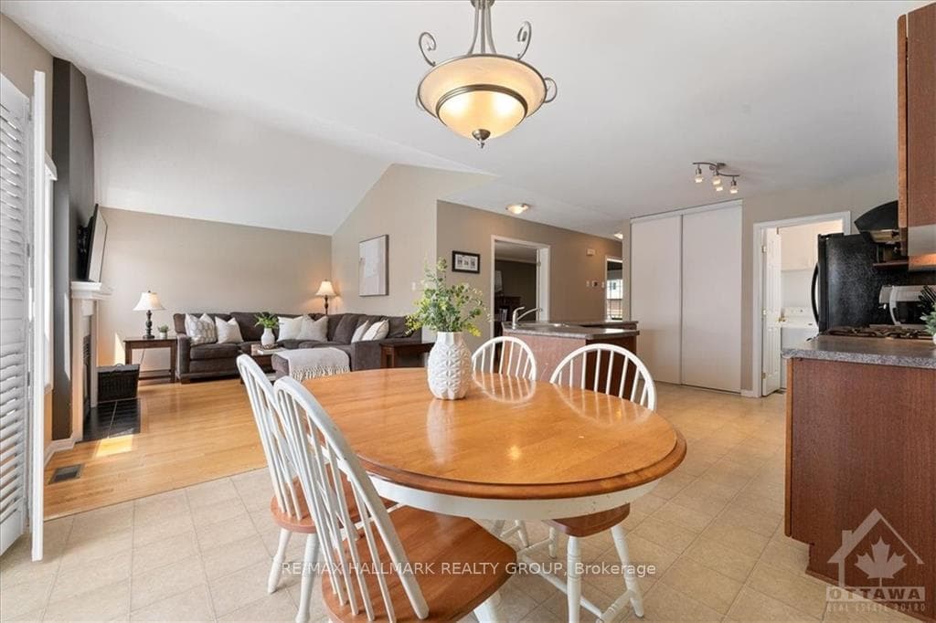 996 SHEENBORO Crescent photo 9