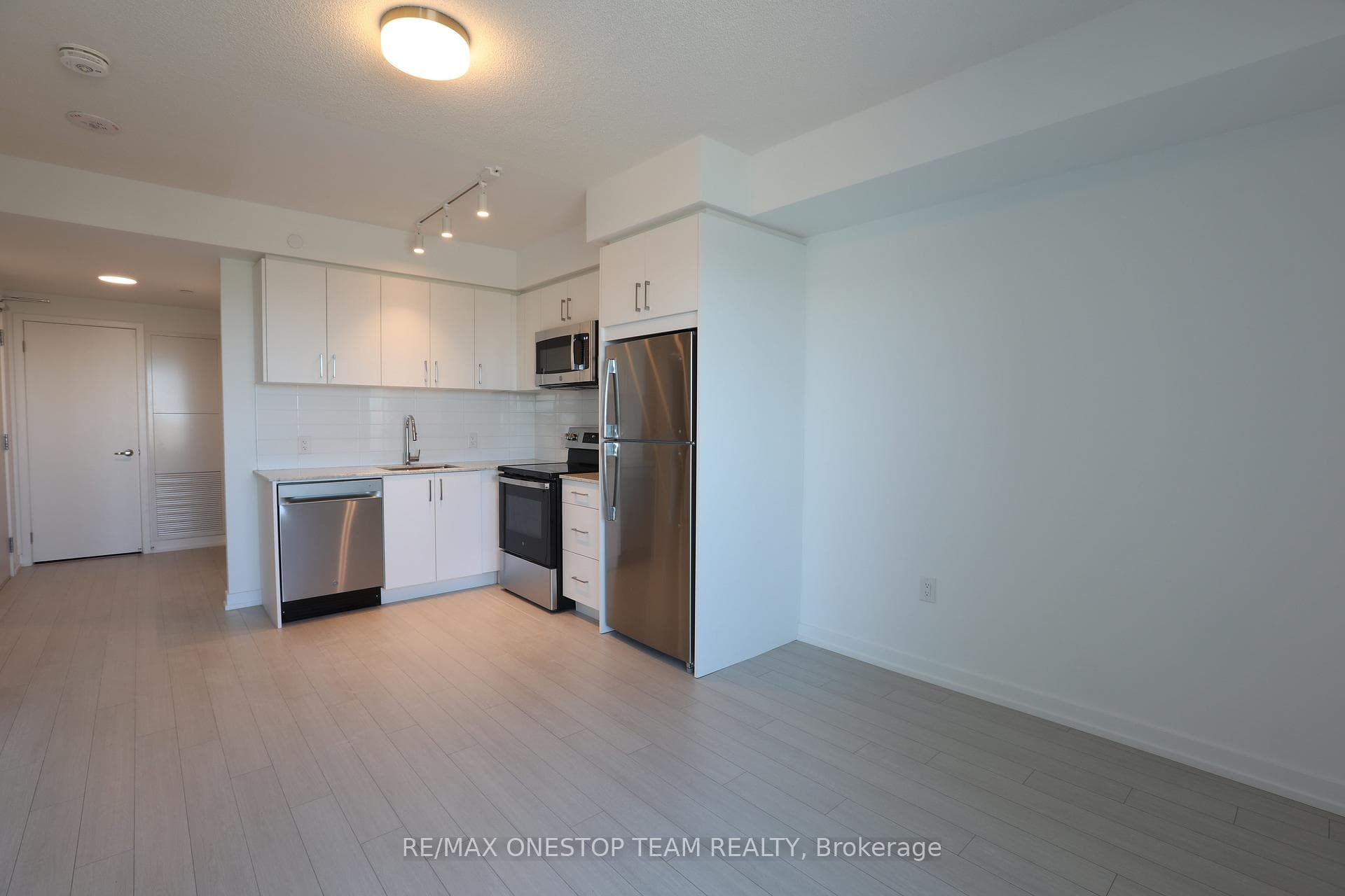 4010 Eglinton Avenue Unit 527 photo 3
