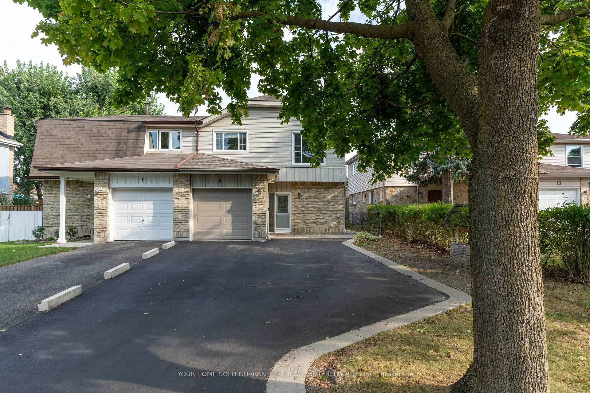 9 Lacewood Crescent photo 3