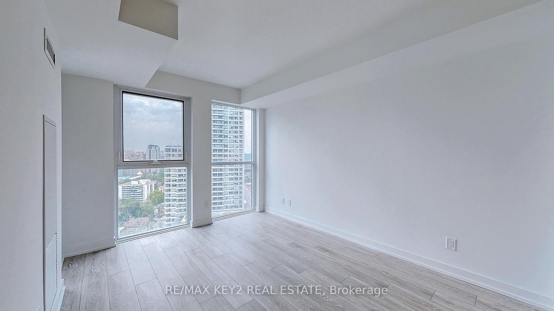 159 Wellesley Street Unit 2201 photo 8