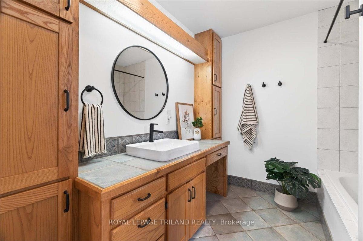 Relaxing 4-piece bath with ample oak storage