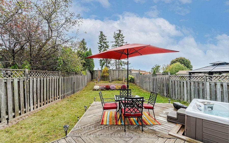 2046 Glenada Crescent photo 38
