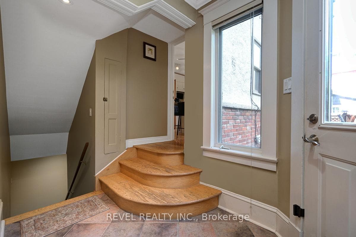 320 CLEMOW Avenue photo 18