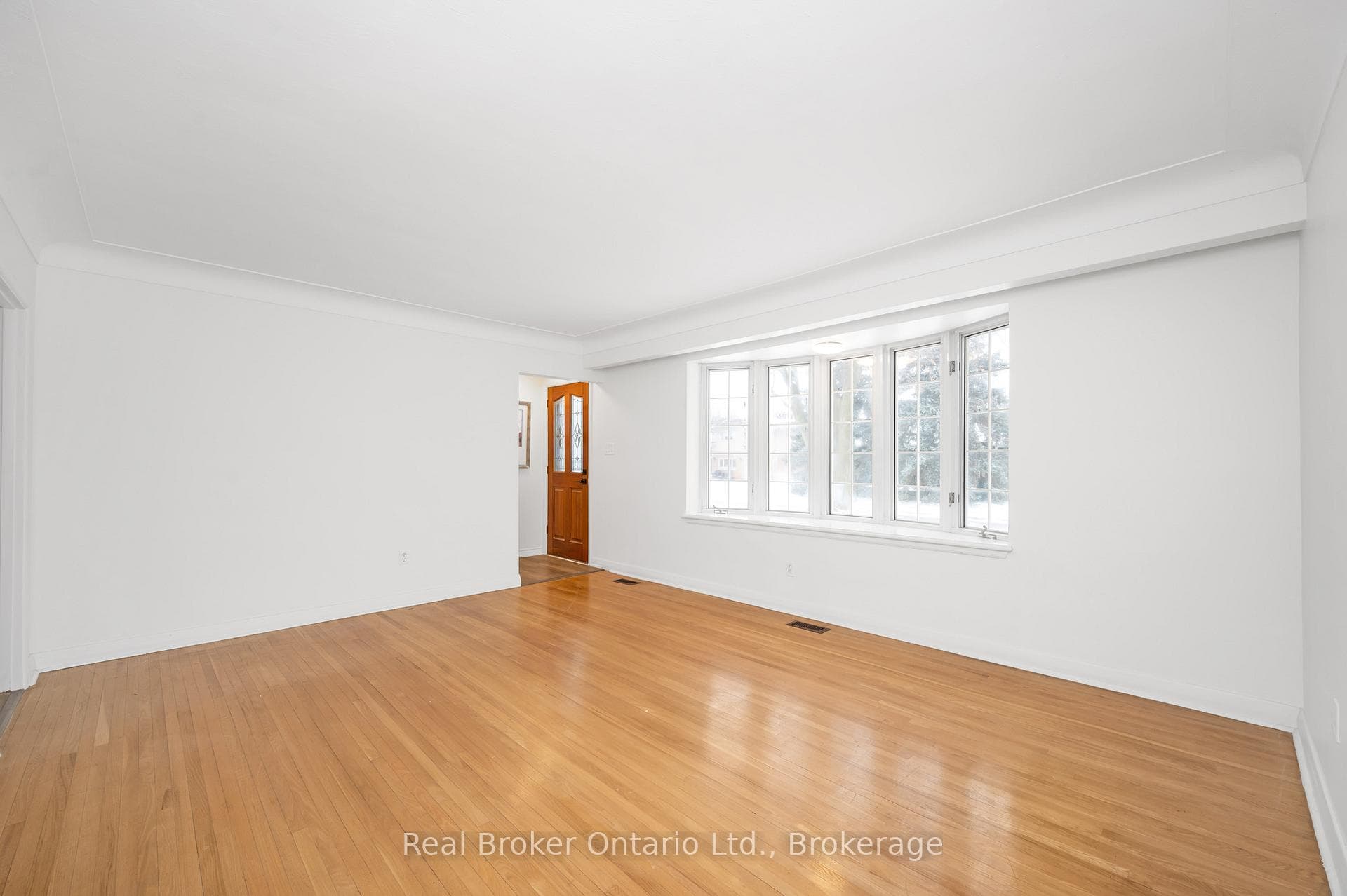 39 WESTMINSTER Avenue Unit Upper photo 4