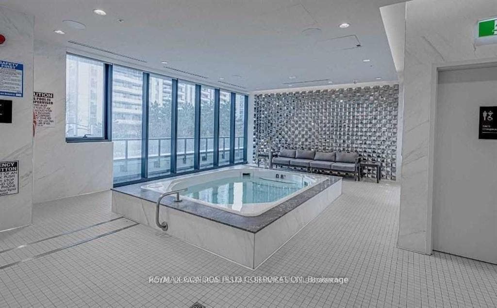 585 Bloor Street Unit 1415 photo 3