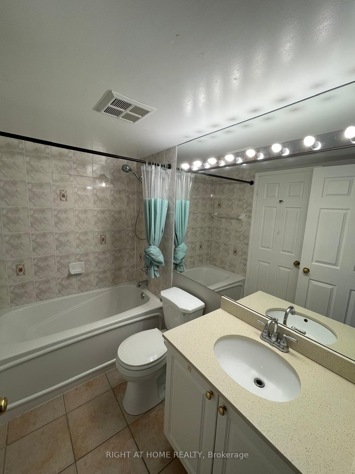 887 Bay Street Unit 1009 photo 11