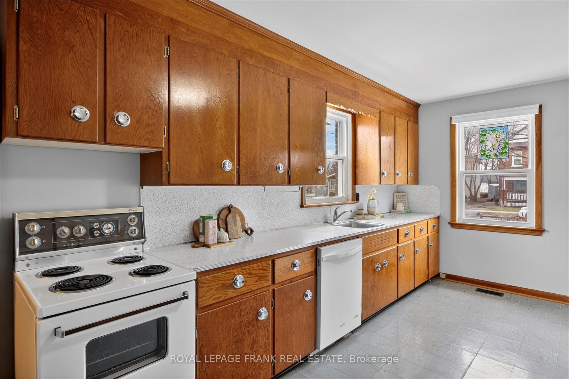 929 Western Avenue photo 7