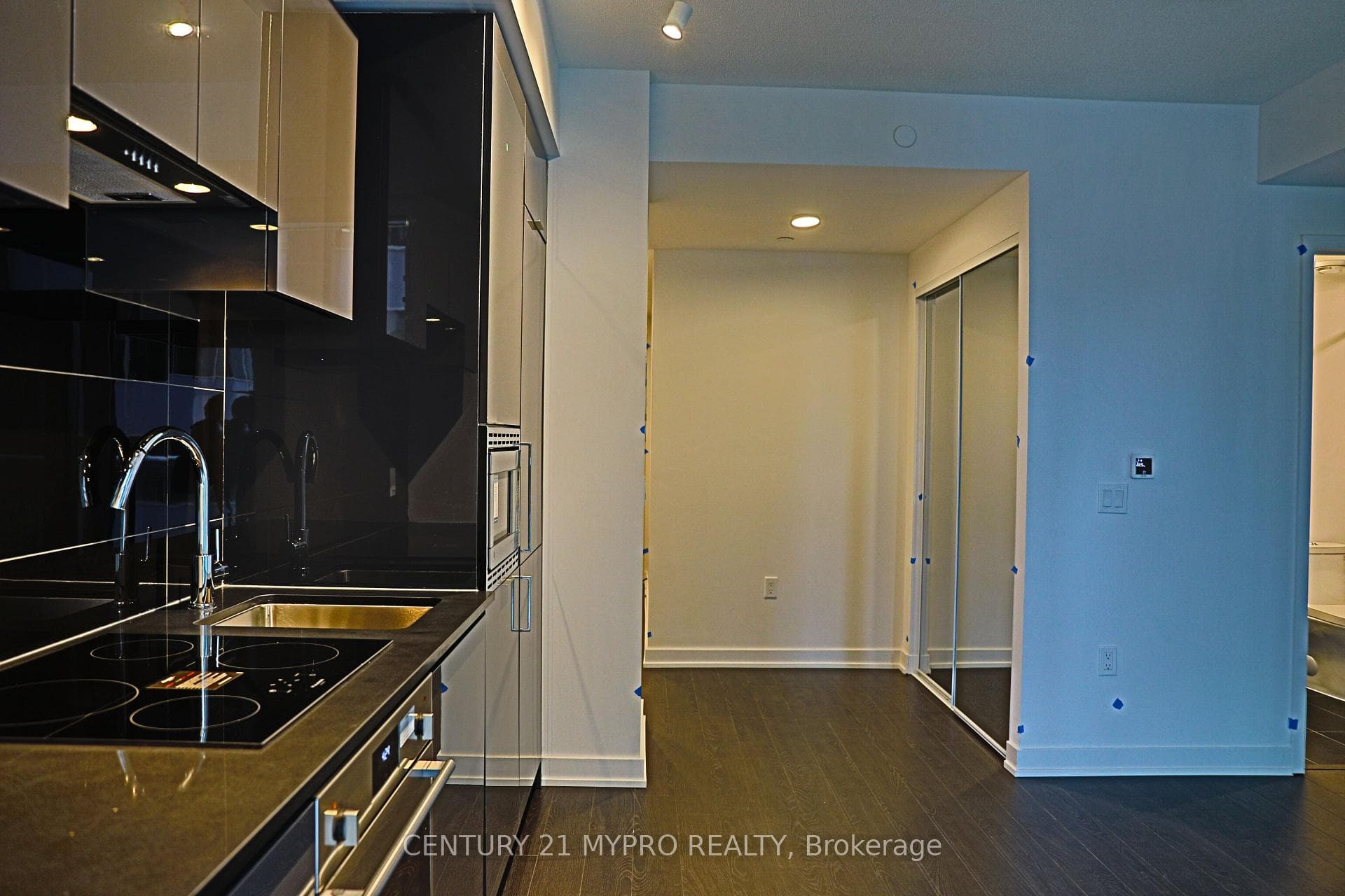230 Simcoe Street Unit 2213 photo 11