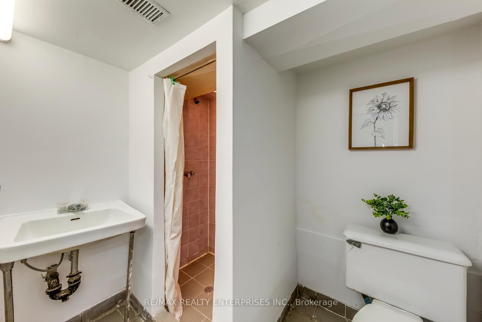 370 Coxwell Avenue photo 22