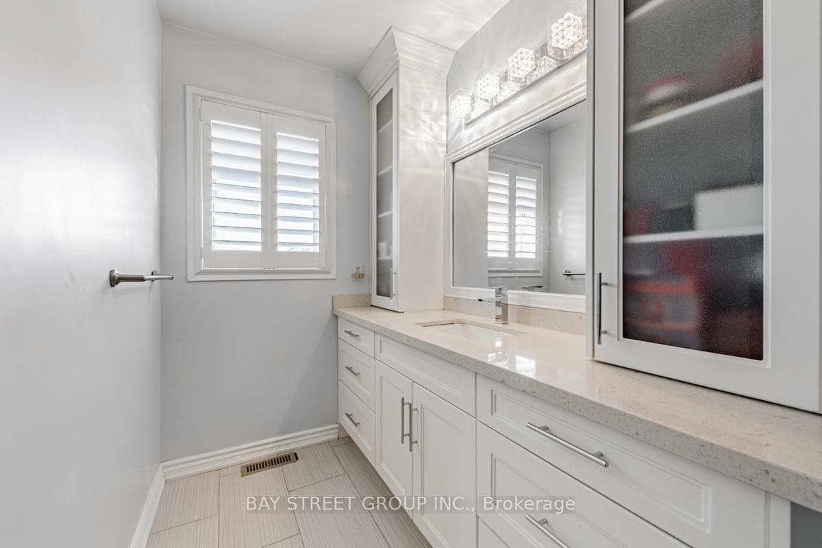 98 Royalpark Way photo 22