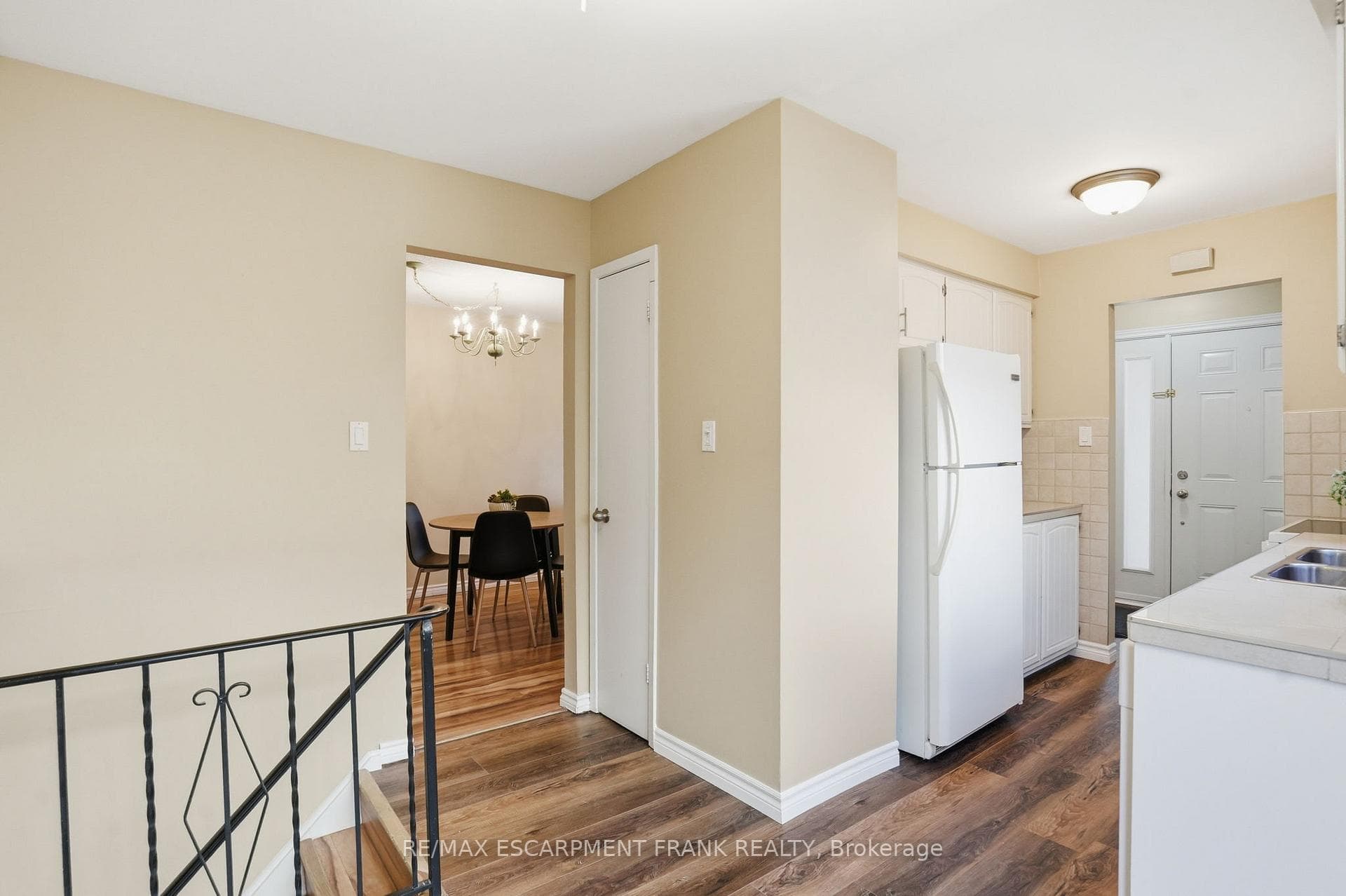94 WENDOVER Drive photo 12