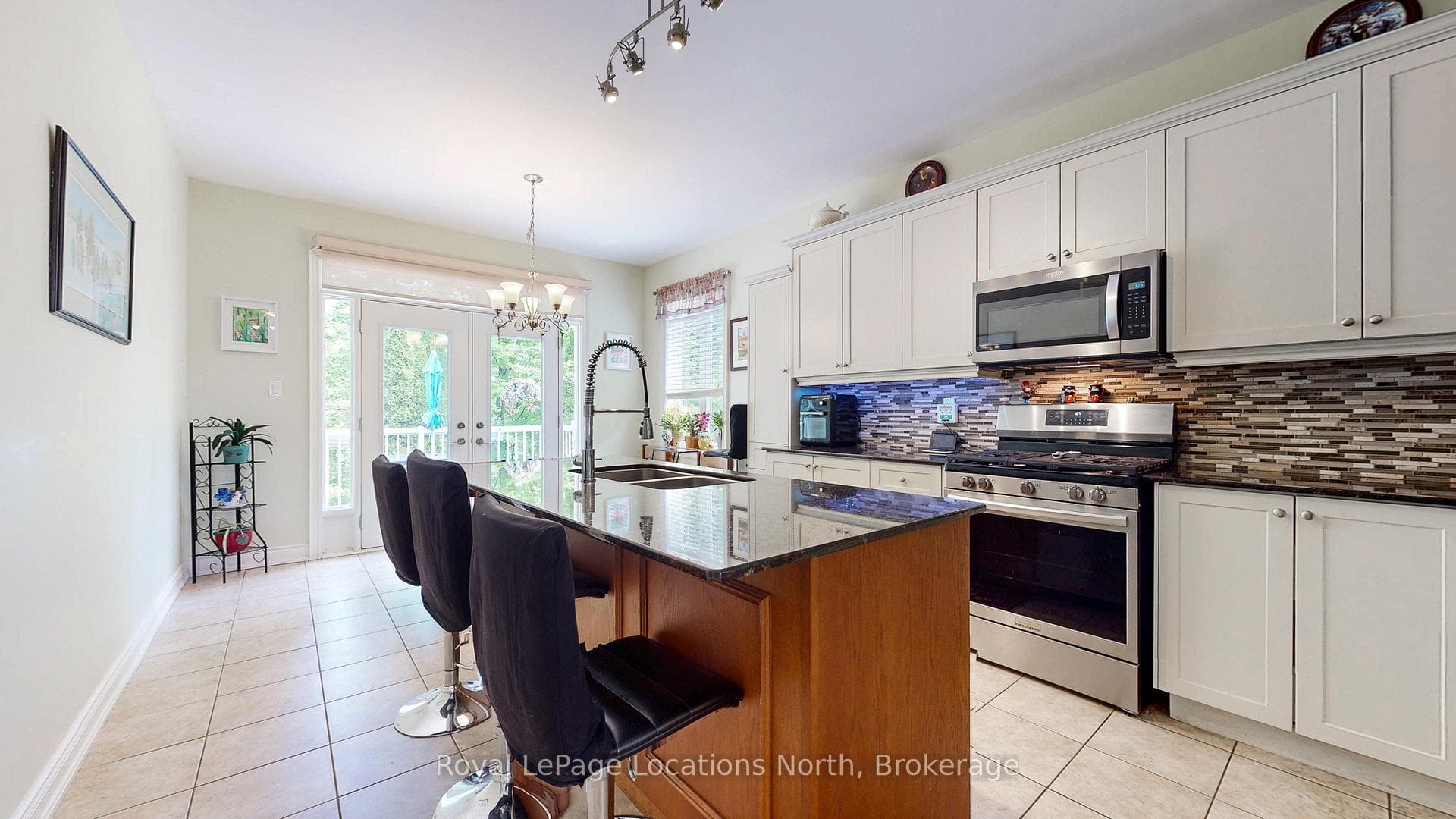 Large Centre Island + Granite Counters in Kitchen
