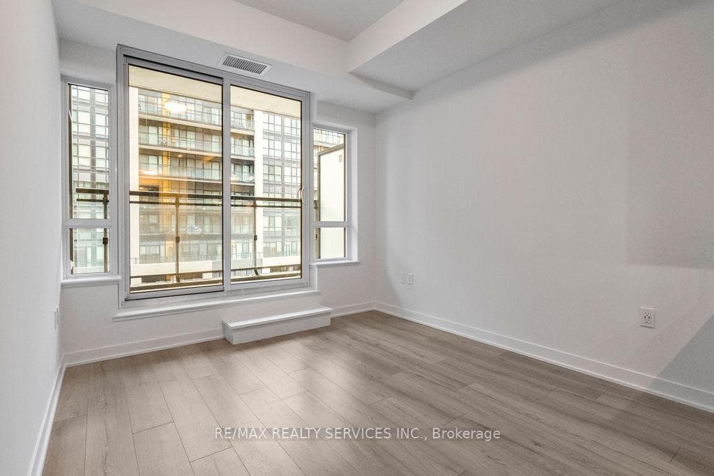 395 Dundas Street Unit 421 photo 13