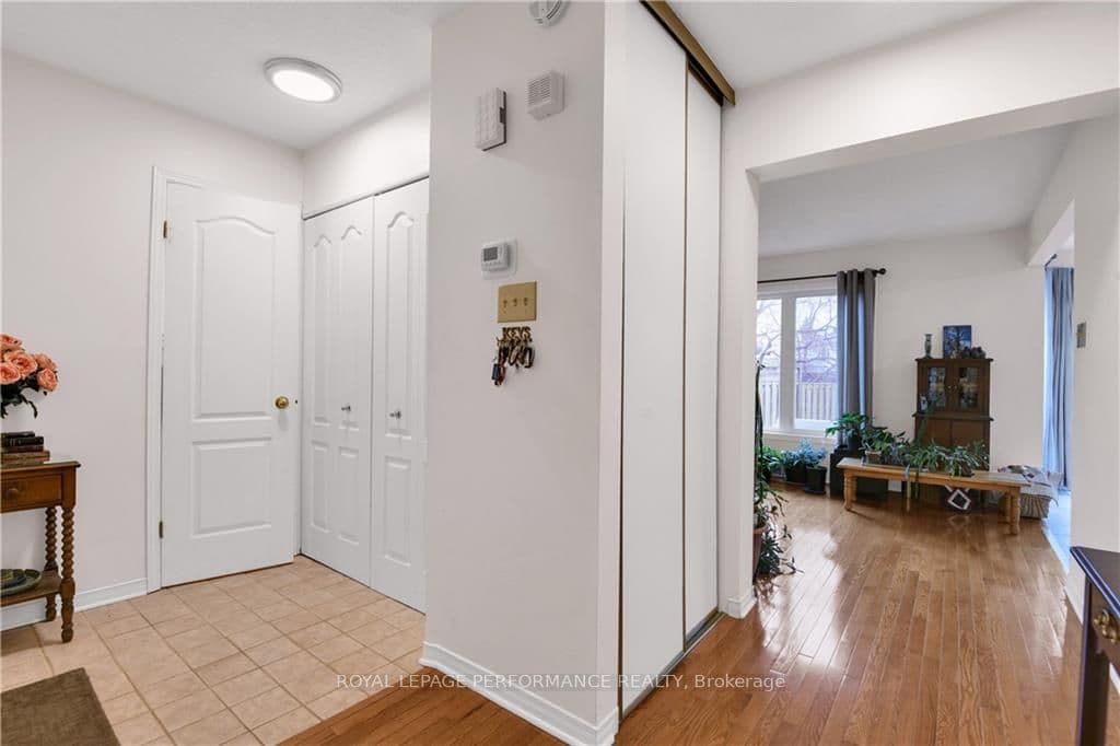 743 FARMBROOK Crescent photo 11