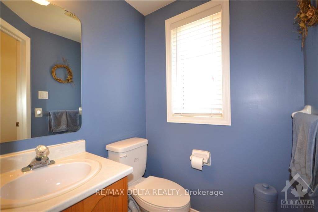 909 MARKWICK Crescent photo 10