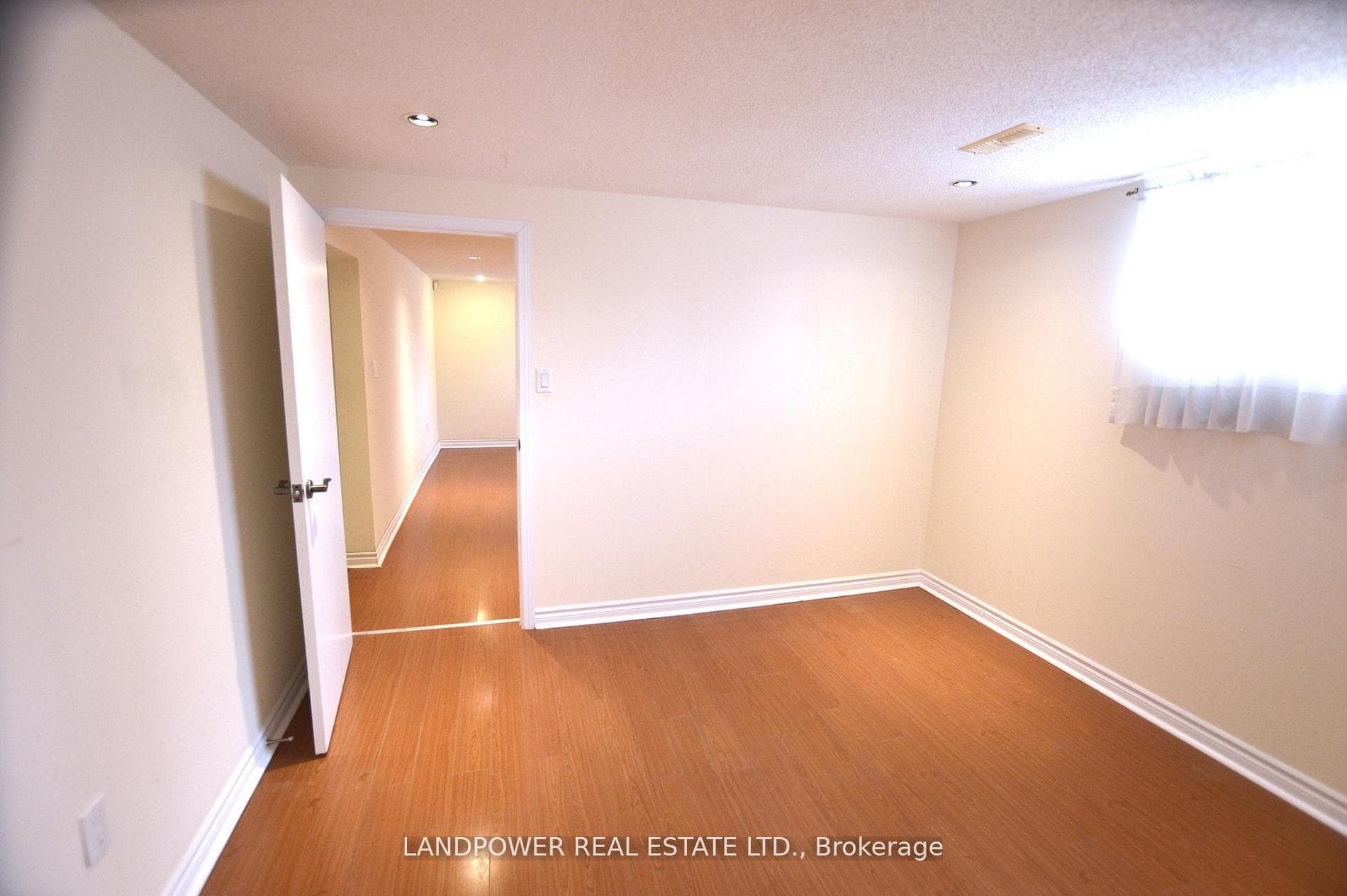 93 Clansman Boulevard photo 34