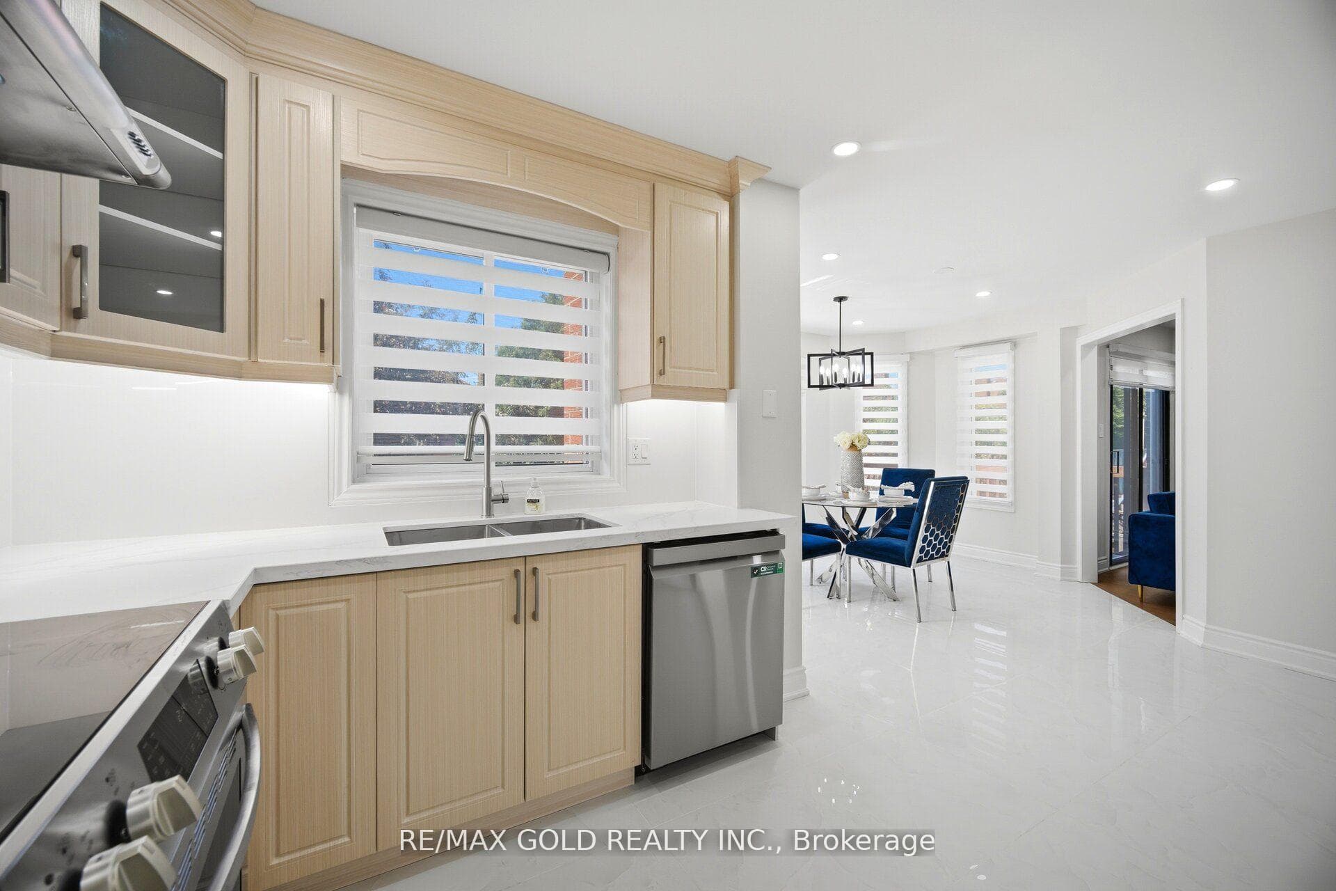 37 Lord Simcoe Drive photo 16